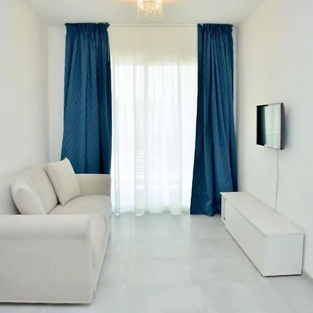 Charming With Terrace By The Sea شقة بيبيوني